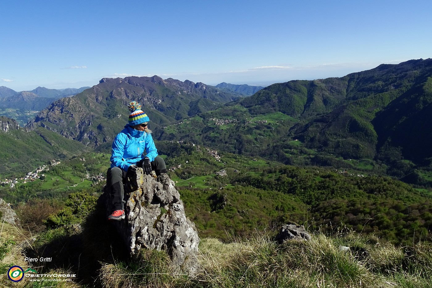 46 Sui cocuzzoli  di vetta con vista in Val Taleggio.JPG -                                